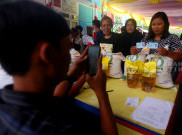 Antusias Warga Menteng Terima Bantuan Pangan Gratis Berupa Beras dan Minyak Goreng 