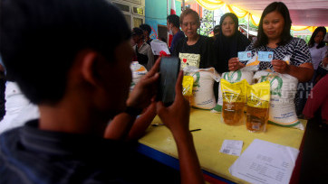 Antusias Warga Menteng Terima Bantuan Pangan Gratis Berupa Beras dan Minyak Goreng 