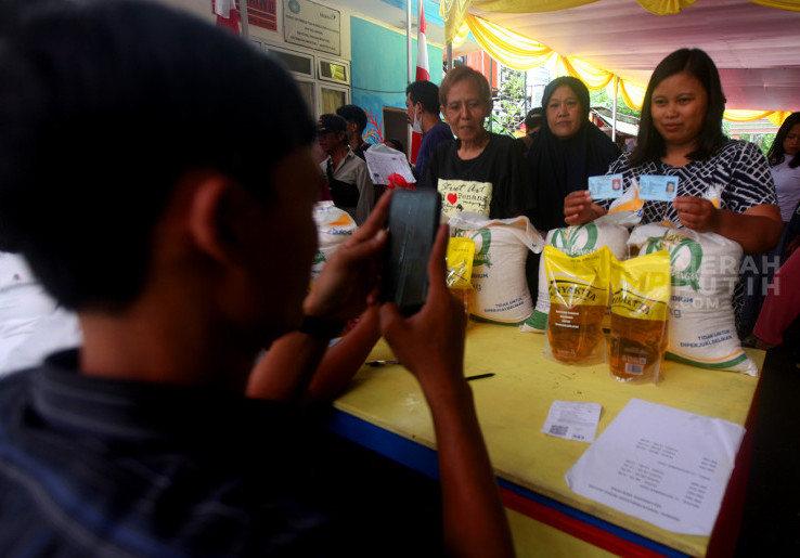 Antusias Warga Menteng Terima Bantuan Pangan Gratis Berupa Beras dan Minyak Goreng 