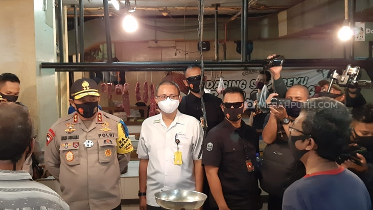 Kapolda Metro Jaya Irjen Nana Sudjana mendatangi Pasar Atom di Sawah Besar, Jakarta Pusat. (Foto: MP/Kanugrahan)