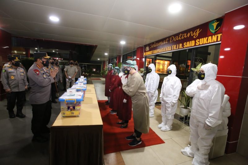 Kapolri Jenderal Listyo Sigit Prabowo memberikan apresiasi kepada para tenaga kesehatan dalam peringatan Hari Pahlawan, Rabu (10/11/2021) (ANTARA/Laily Rahmawaty)