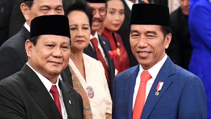 Menhan Prabowo Subianto mendapat ucapan selamat dari Presiden Jokowi setelah pengambilan sumpah jabatan di Istana Merdeka, Jakarta. (ANTARA FOTO/Wahyu Putro A/ama/RN)