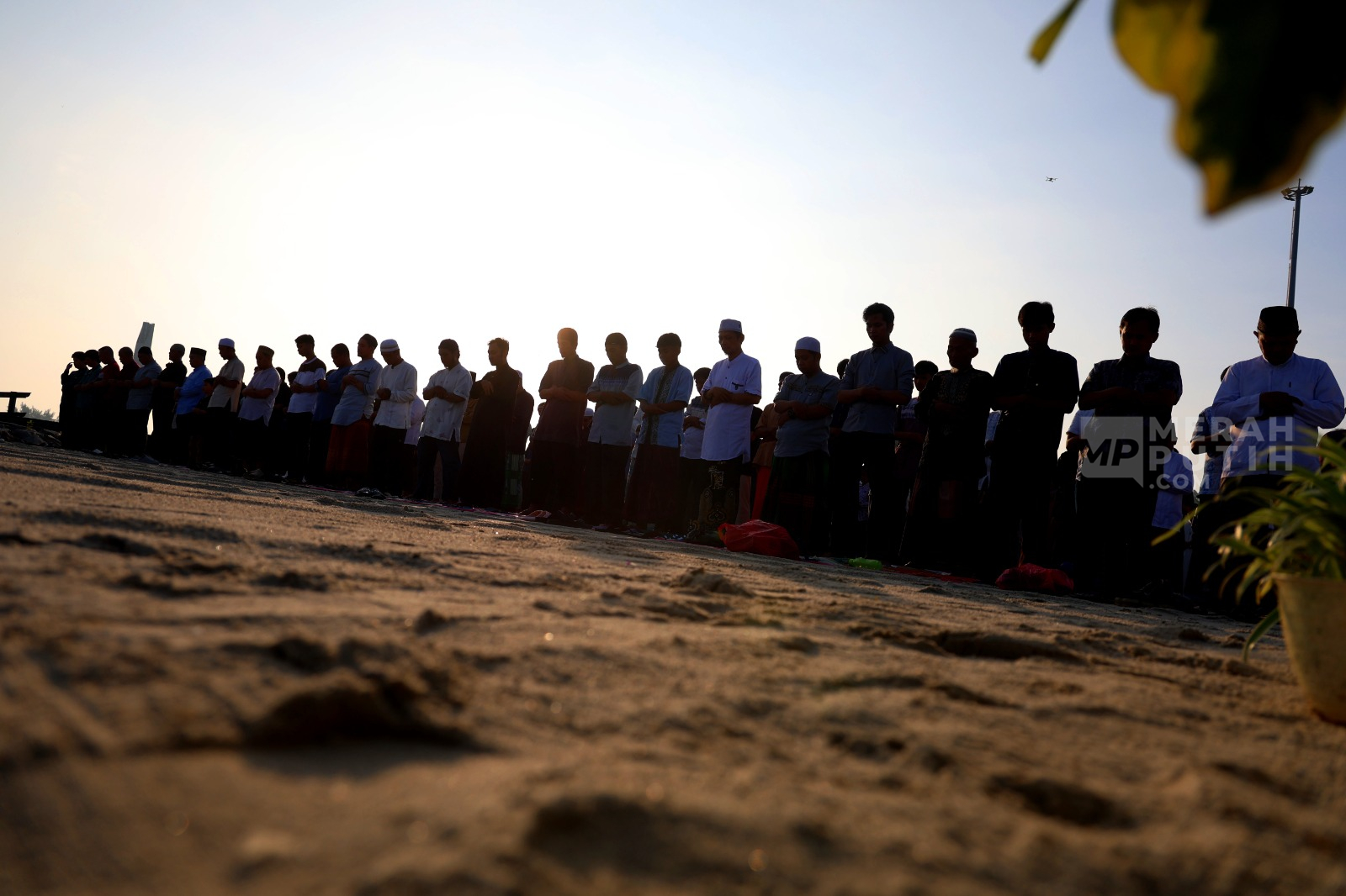 Khidmat Umat Muslim Ibadah Shalat Iduladha 1447 H Berjama'ah di Tepi Pantai Ancol Jakarta