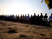 Khidmat Umat Muslim Ibadah Shalat Iduladha 1447 H Berjama'ah di Tepi Pantai Ancol Jakarta
