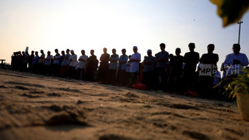 Khidmat Umat Muslim Ibadah Shalat Iduladha 1447 H Berjama'ah di Tepi Pantai Ancol Jakarta