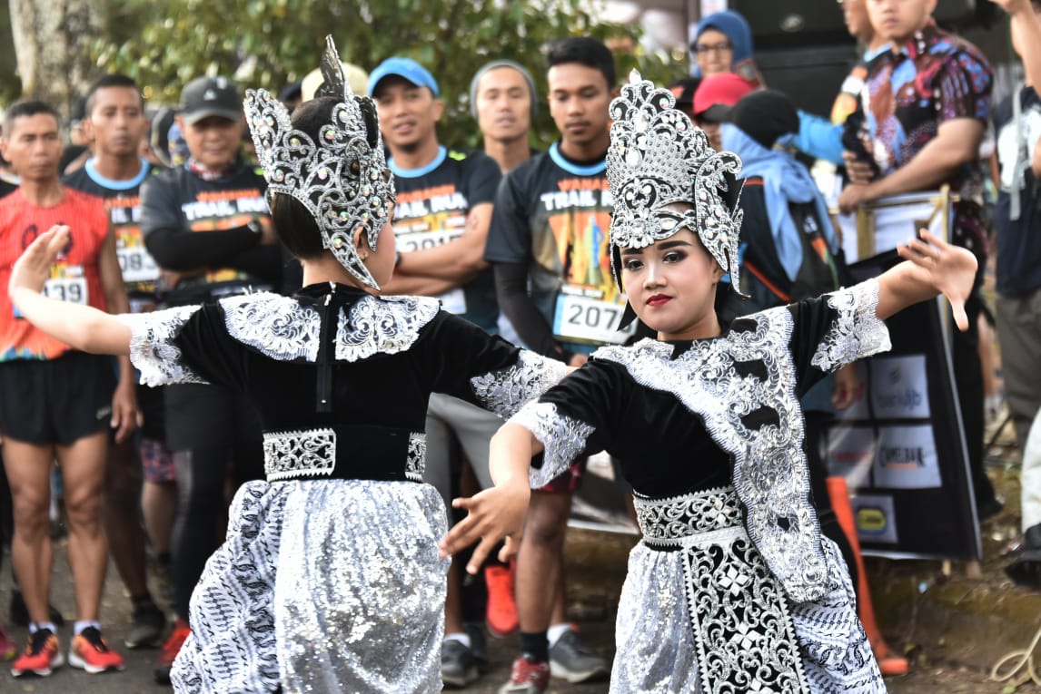 Ajang maraton 'Lari Lintas Alam Terbuka: Wanadri Trail Run 2019' berlangsung di kawasan Ciater Highland Resort, Kecamatan Sagalaherang, Kabupaten Subang, Minggu (21/7). Foto: MP/Mauritz