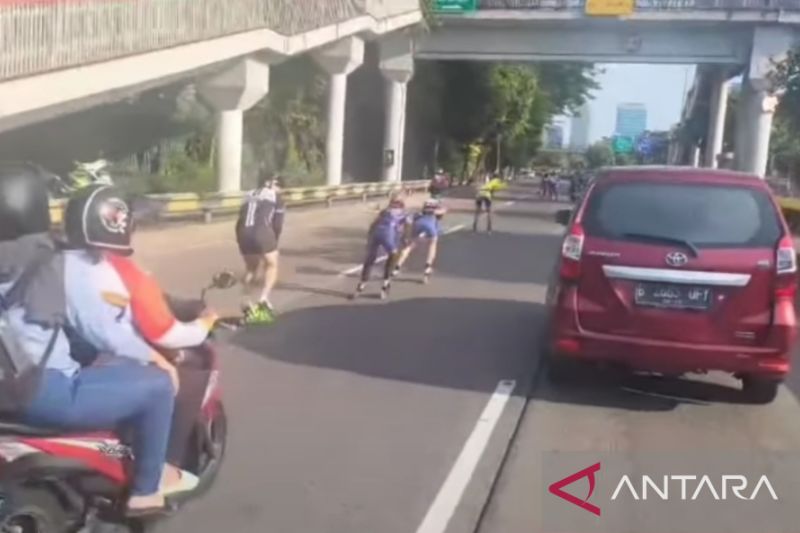 Tangkapan layar sejumlah orang bermain sepatu roda di jalan raya Jakarta, Senin (9/5/2022). ANTARA/Instagram@arizapatria/dewa