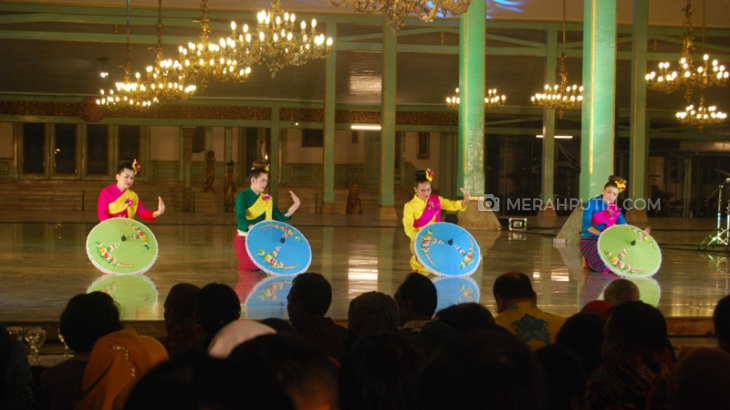 Peragaan Busana hingga Pameran Patung Meriahkan Festival Payung Indonesia 2017