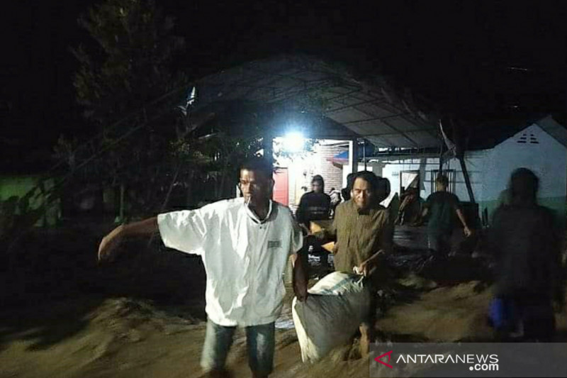 Sejumlah warga bergotong royong mengevakuasi barang-barang milik warga yang terdampak banjir bandang Desa Rogo, Kecamatan Dolo Selatan, Kabupaten Sigi, Sulawesi Tengah, Ahad (30/8/2021) malam. ANTARA/HO-Pusdalop BPBD Sigi