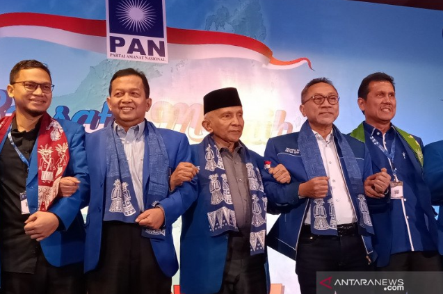Ketua Umum Partai Amanat Nasional Zulkifli Hasan (dua kanan) dan Ketua Dewan Kehormatan PAN Amien Rais (tiga kanan) dalam pembukaan rakernas PAN di Hotel Milenium, Jakarta, Sabtu (7/12/2019) (ANTARA News/Fathur Rochman)