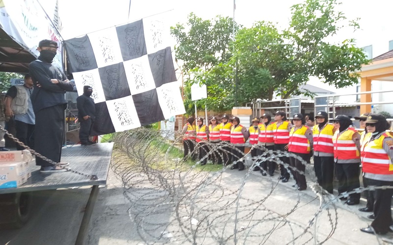 Polisi memasang pagar kawat depan kantor KPU Solo