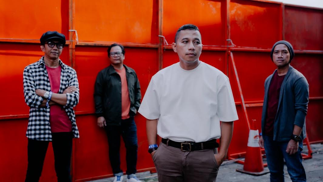 'Cerita yang Tersimpan' Jadi Kado Ulang Tahun ke-24 The Rain, Berikut Ini Liriknya