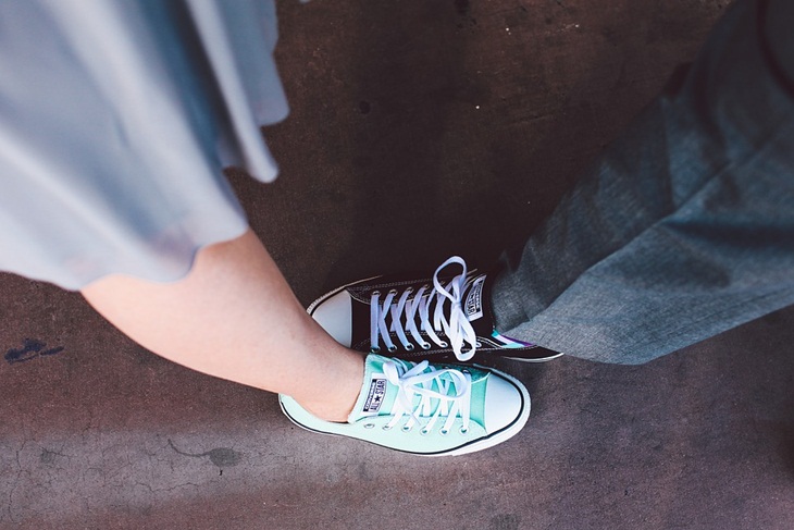 Sneaker dengan gaya formal. (Foto: Pixabay/Pexels)
