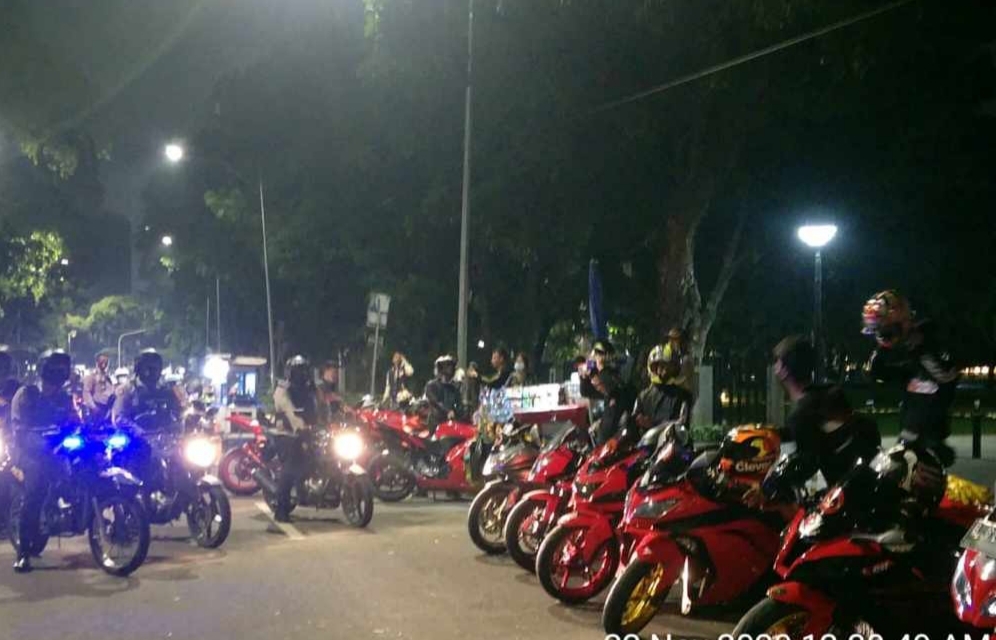 Polisi Bubarkan Kerumunan Warga di Jakarta Pusat