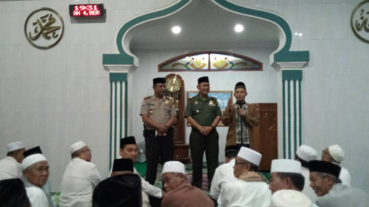 Rajut Persatuan Umat, TNI Gelar Tarawih Keliling