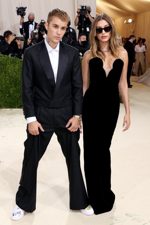 Justin dan Hailey Bieber pada Met Gala 2021. (Foto People)