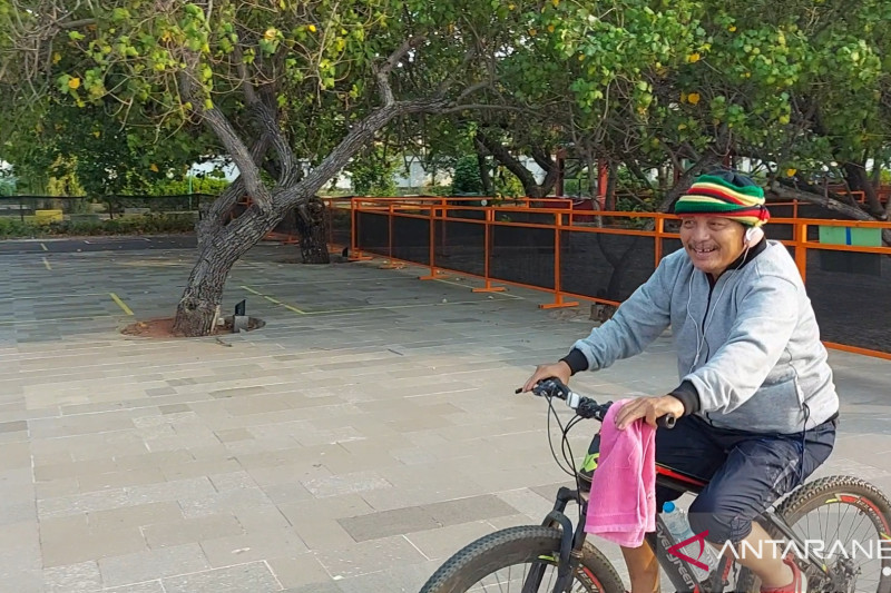 Pengunjung Taman Impian Jaya Ancol bersepeda di kawasan Pantai Lagoon, Ancol, Pademangan, Jakarta Utara, saat kawasan rekreasi itu dibuka kembali mulai Rabu (18/8/2021). (ANTARA/Abdu Faisal)
