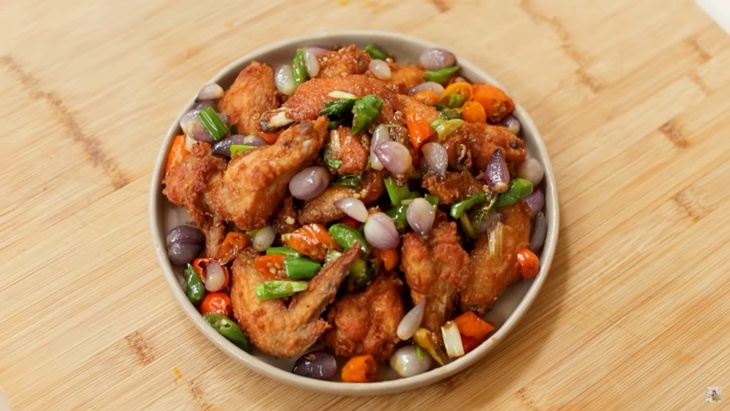 Sayap Ayam Goreng dengan Oseng Bawang untuk Menu Berbuka