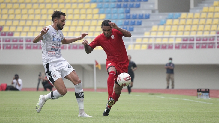  Laga persahabatan antara Persis Solo vs Bali United di Stadion Manahan Solo, Rabu (16/6). (MP/Official Persis Solo).