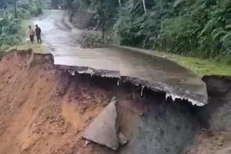 Akses Jalan Destinasi Wisata Negeri di Atas Awan Lebak Putus 150 M Akibat Longsor
