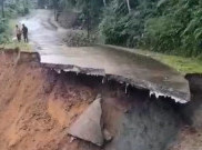 Akses Jalan Destinasi Wisata Negeri di Atas Awan Lebak Putus 150 M Akibat Longsor
