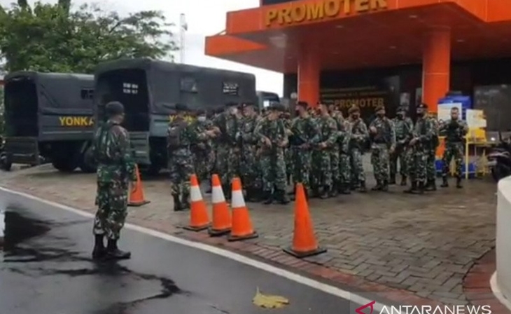 Prajurit TNI AD berbaris di depan Gedung Promoter Rumah Sakit Polri jelang kedatangan jenazah pengikut MRS. (ANTARA/Andi Firdaus)