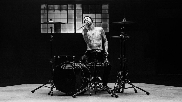 Ini Alasan Travis Barker Menjual Drum Kit Bersejarah Miliknya