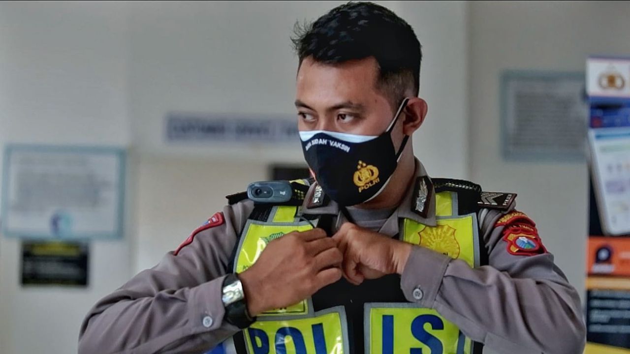 Minimalkan Pelanggaran, Polisi di Surabaya Dibekali Body Camera