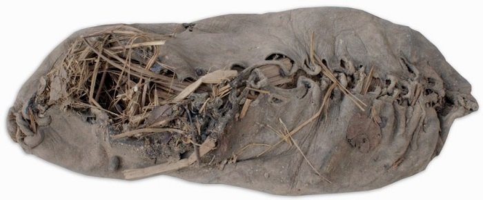 Sepatu pertama diperkirakan berusia 40 ribu tahun lalu. (Foto PLOS Blogs Network)