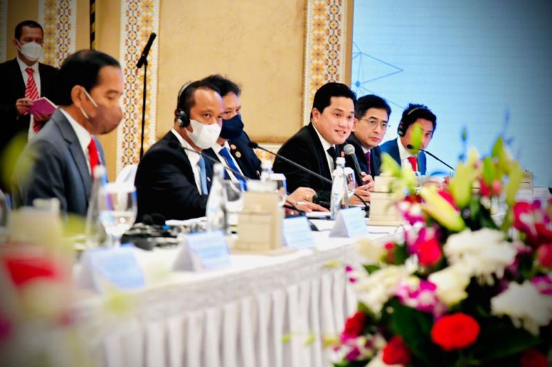 Menteri Inevstasi/Kepala BKPM Bahlil Lahadalia (kedua kiri) ikut mendampingi Presiden Jokowi (kiri) dalam Forum Bisnis Indonesia-Uni Emirat Arab (UEA) di Dubai, UEA, Kamis (4/11/2021). ANTARA/HO-Kementerian Investasi/BKPM.