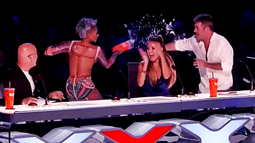 Simon Cowell Disiram Mel B, Bukan Hanya Sekali