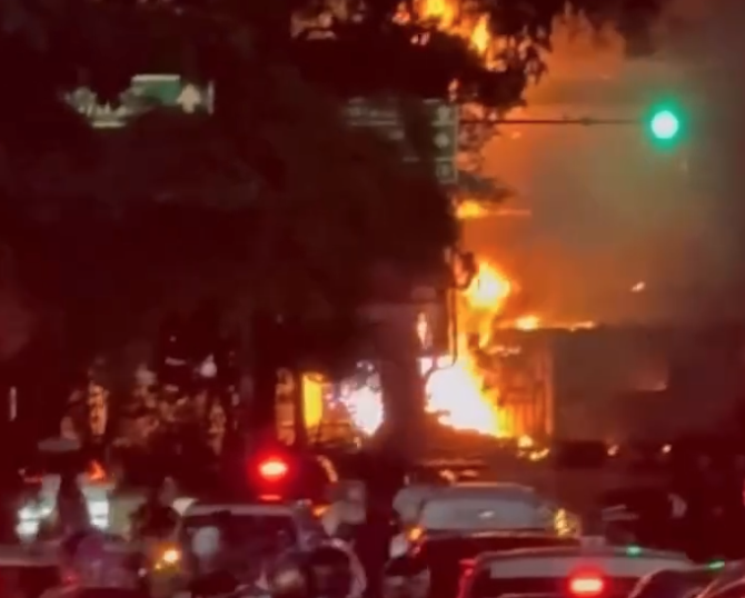 May Day Diwarnai Kerusuhan, Pos Polisi Taman Cikapayang, Bandung, Dibakar