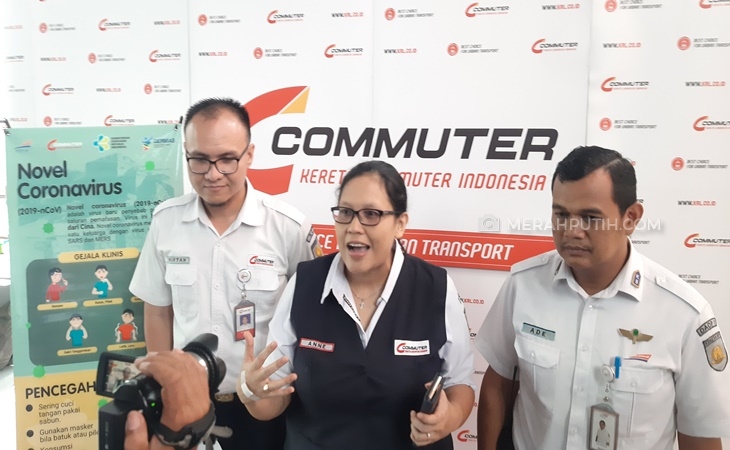 Waspadai Penyebaran Corona di Stasiun, Setiap Penumpang Kereta Dibagikan Masker
