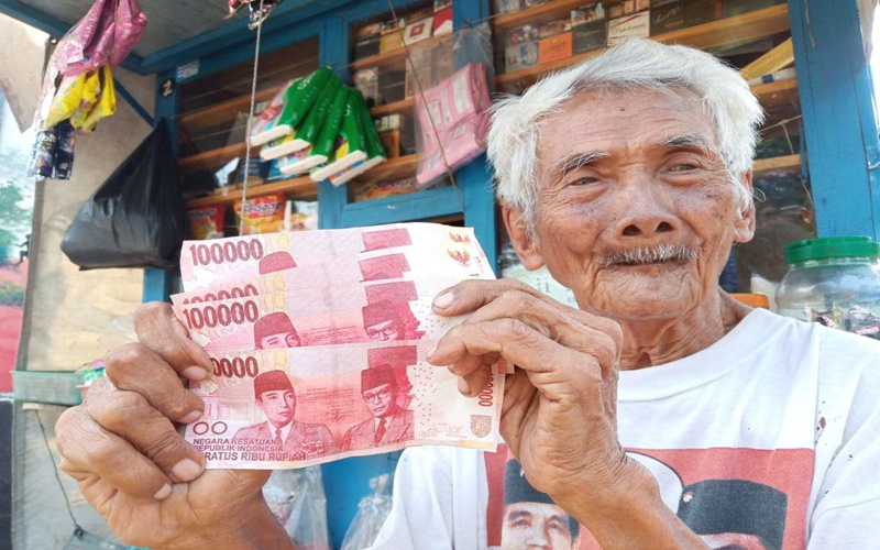 Seorang pedagang kecil menunjukkan uang palsu pecahan Rp100.000