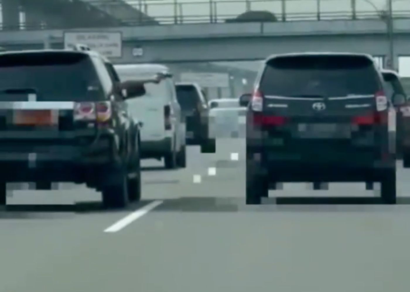 Pengemudi Mobil Pelat Dinas Pemerintahan Todongkan Pistol ke Pengendara di Tol Jagorawi