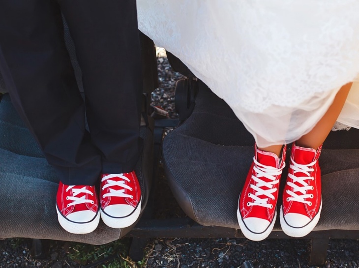 Tampil 'Edgy' dengan Memadukan Sneakers dan Gaun Pengantin