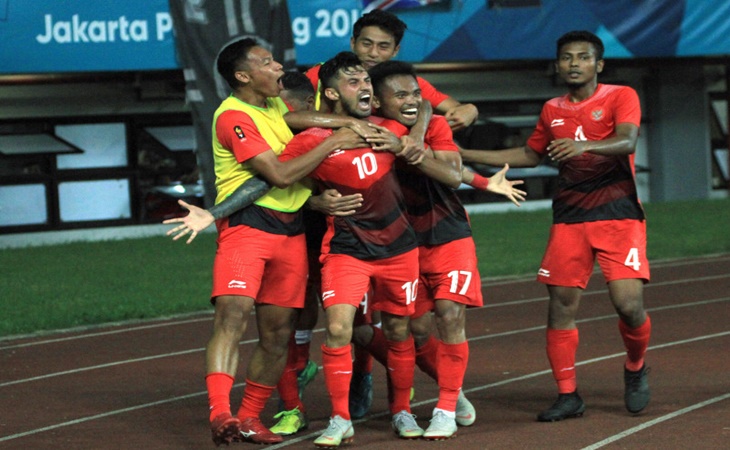 Stefano Lilipaly merayakan golnya