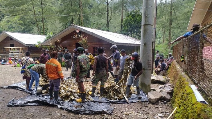 Sambut Natal, Warga Banti Bersama TNI/Polri Adakan Acara Bakar Batu