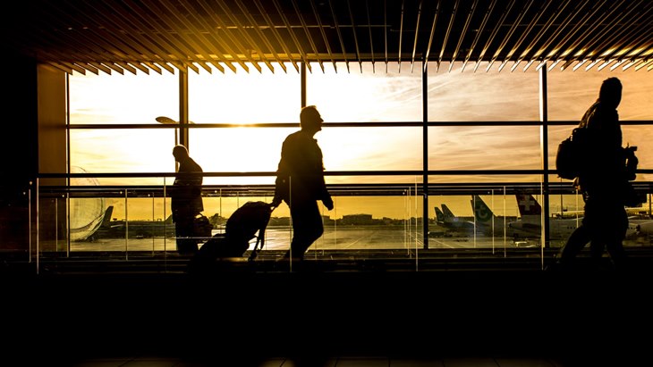 Naik Pesawat Jangan Bawa Banyak Baju