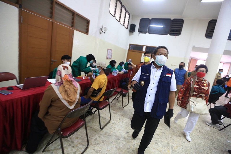 Wakil Wali Kota Bandung Yana Mulyana pantau vaksinasi. (Foto: Humas Kota Bandung)