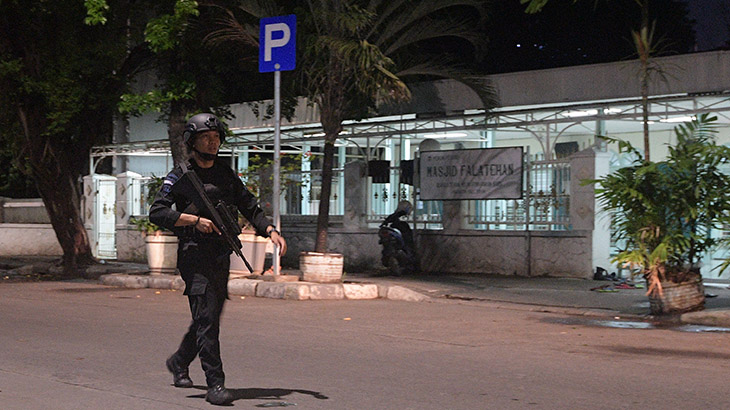 Pelaku Penusukan Brimob di Masjid Falatehan Pedagang Kosmetik