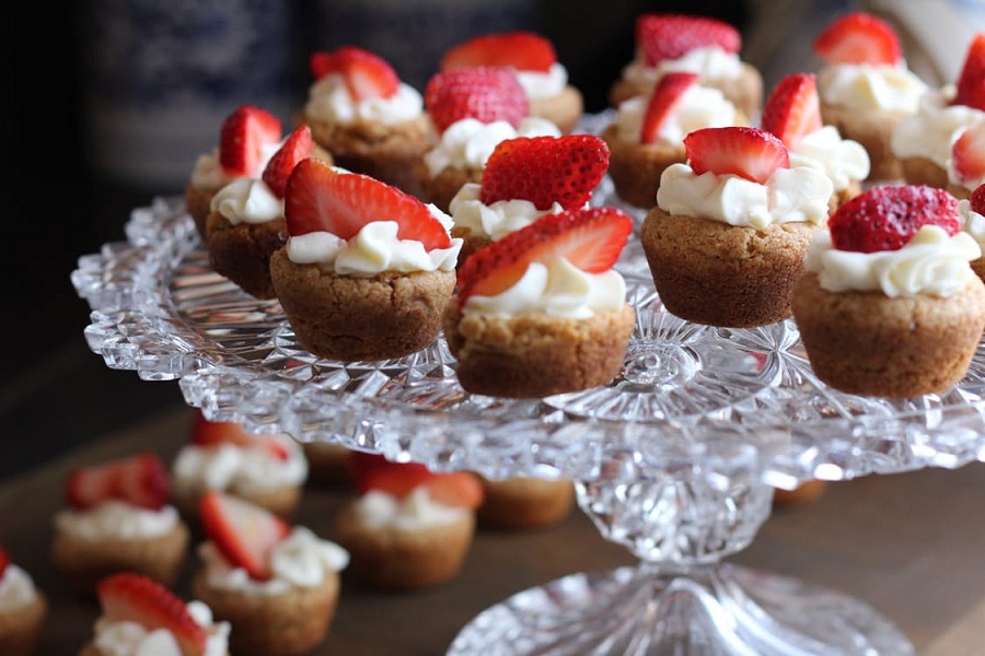 Menjelang Valentine, Ayo Bikin Tart Coklat Putih dan Stroberi Untuk Kekasihmu
