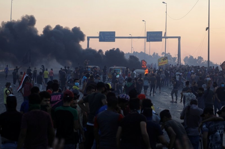 Para pengunjuk rasa berkumpul di Baghdad, Irak, Sabtu (5/10/2019), setelah jam malam dicabut. Sebelumnya, rangkaian aksi protes terhadap pemerintah berlangsung selama empat hari di seantero negeri dan diwarnai kekerasan. (ANTARA/REUTERS/THAIER AL-SUDANI/tm)