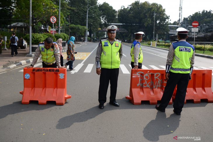 Polisi memasang blokade di Jalan Medan Merdeka Barat 