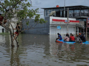 Akses Jalan Warga Total Persada Tangerang Terputus Banjir