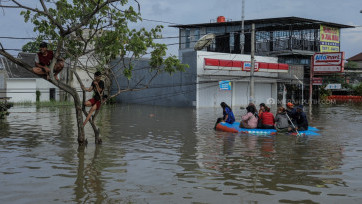 Akses Jalan Warga Total Persada Tangerang Terputus Banjir