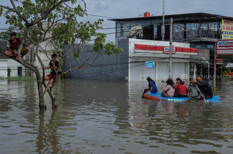 Akses Jalan Warga Total Persada Tangerang Terputus Banjir