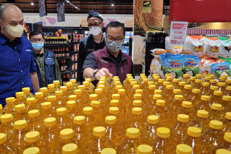 Kepala Dinas Perindustrian dan Perdagangan Jawa Barat Iendra Sofyan saat mengecek kebutuhan pokok di salah satu supermarket Kota Bandung, Jumat (22/4/2022). (ANTARA/HO-Humas Disperindag Jabar)