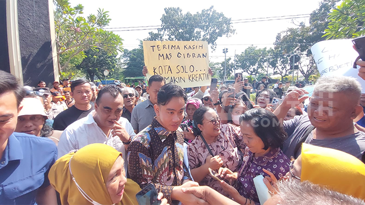 Hadiri Paripurna DPRD, Gibran Didatangi Massa Relawan dan Warga Kasih Ucapan Perpisahan