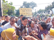 Hadiri Paripurna DPRD, Gibran Didatangi Massa Relawan dan Warga Kasih Ucapan Perpisahan